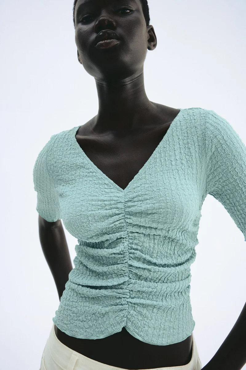 اتش اند ام بلوزة منسدلة بملمس بارز